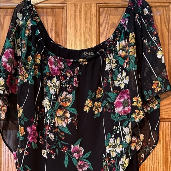 Beautiful blouse .  Size XL - Picture 7 of 7